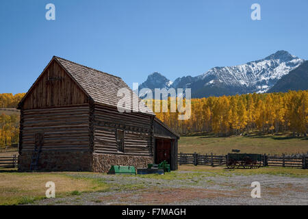 Cabina storica con Aspens e Monte Sneffels in vista, Hastings Mesa, 'ultimo dollaro Ranch' vicino Ridgeway, CO Foto Stock