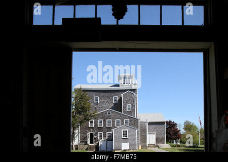 Guardando fuori al Cape Playhouse da dentro il Teatro della scena di negozio. Dennis, Cape Cod, Massachusetts Foto Stock