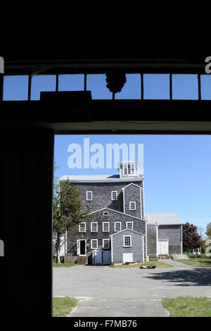 Guardando fuori al Cape Playhouse da dentro il Teatro della scena di negozio. Dennis, Cape Cod, Massachusetts Foto Stock