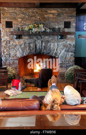 Gli ospiti potrete rilassarvi di fronte al caminetto a Bascom Lodge, Mount Greylock, Adams, Massachusetts Foto Stock