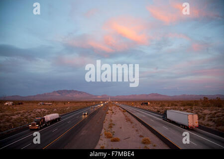 Auto Drive Interstate 15 al tramonto a California Nevada border guardando ad est Foto Stock