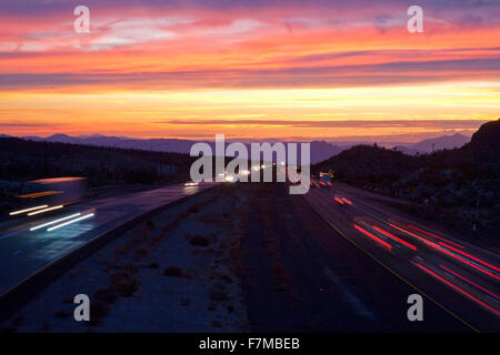 Auto Drive Interstate 15 al tramonto a California Nevada border guardando ad ovest Foto Stock