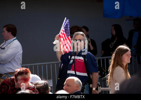 Sostenitore con noi bandiera per regolatore Mitt Romney, il 2012 candidato presidenziale repubblicano, campagna presidenziale nel rally di Henderson, Nevada, Henderson Pavilion, Ottobre 23, 2012 Foto Stock