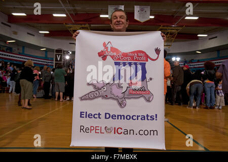 Sostenitore democratico tenere banner sostenere candidati democratici al Presidente campagna di Obama al rally Orr Middle School di Las Vegas, Ottobre 26, 2012 Foto Stock