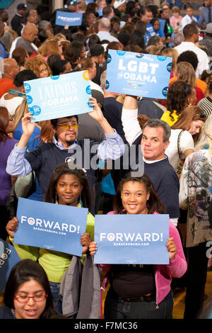 LGBT segni di attesa al Presidente campagna di Obama al rally Orr Middle School di Las Vegas, Ottobre 26, 2012 Foto Stock