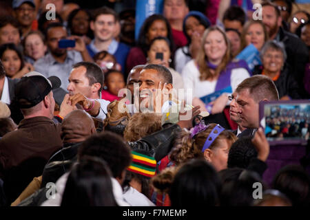 Il presidente Barack Obama scuote le mani alla campagna presidenziale di Rally, Ottobre 24, 2012, Doolittle Park, Las Vegas, Nevada Foto Stock