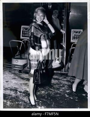 1962 - New York International Airport, Jan 3, 1962 Attrice può Britt è mostra sul suo arrivo via TWA Superjet da Los Angeles a prendere marito Sammy Davis Jr delle prestazioni a Copacabana. Può un recente madre, farà anche un po' di shopping mentre a New York. © Keystone Pictures USA/ZUMAPRESS.com/Alamy Live News Foto Stock