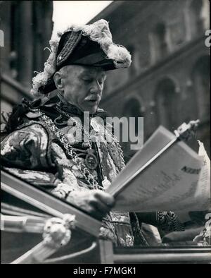 1963 - College di bracci: su tutti Stato e cerimonie gli araldi giocano la loro parte, qui è Sir Gerald Wollaston, Norroy e Ulster Re dei bracci, la lettura della proclamazione della regina Elisabetta dal suo carro al Temple Bar. © Keystone Pictures USA/ZUMAPRESS.com/Alamy Live News Foto Stock