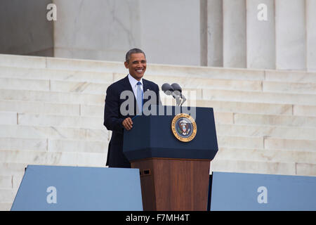 Stati Uniti Il presidente Barack Obama parla durante la lasciate risuonare la libertà cerimonia presso il Lincoln Memorial Agosto 28, 2013 a Washington DC, che commemora il cinquantesimo anniversario del dottor Martin Luther King Jr. "Ho un sogno" discorso. Foto Stock