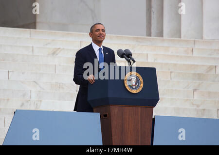 Stati Uniti Il presidente Barack Obama parla durante la lasciate risuonare la libertà cerimonia presso il Lincoln Memorial Agosto 28, 2013 a Washington DC, che commemora il cinquantesimo anniversario del dottor Martin Luther King Jr. "Ho un sogno" discorso. Foto Stock