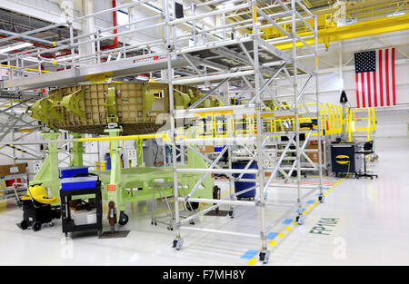 Il Centro Spaziale Kennedy, Florida, Stati Uniti d'America. Il 1 dicembre del 2015. La cupola inferiore del modulo di equipaggio di Boeing CST-100 Starliner lander è visto (a sinistra) in costruzione presso la NASA del Kennedy Space Center in Florida. Il Starliner è di Boeing equipaggio commerciale veicolo di trasporto progettati per trasportare gli astronauti della NASA per la Stazione Spaziale Internazionale (ISS). Nel 2014, la NASA ha assegnato contratti a Boeing e SpaceX per ciascun sviluppare sistemi per il trasporto di astronauti alla stazione spaziale. Credito: Paul Hennessy/Alamy Live News Foto Stock