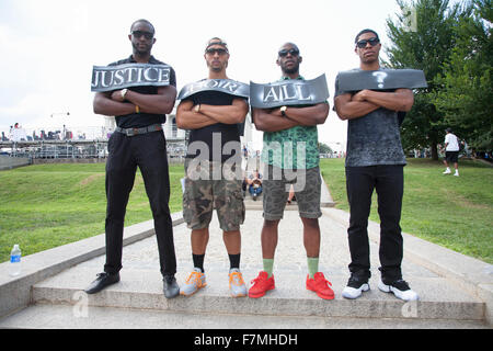 "Giustizia per tutti?" - Quattro African American maschi pongono all'azione nazionale per realizzare il sogno di marzo e rally per il cinquantesimo anniversario della marcia su Washington, 24 agosto 2013, il Lincoln Memorial, Washington D.C. Foto Stock