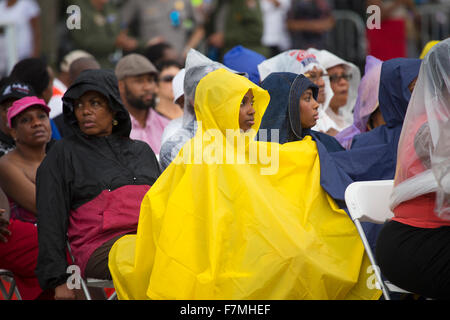 Pubblico su National Mall ascoltare discorsi presidenziali al Lasciate risuonare la libertà cerimonia presso il Lincoln Memorial Agosto 28, 2013 a Washington DC, che commemora il cinquantesimo anniversario del dottor Martin Luther King Jr. "Ho un sogno" discorso. Foto Stock