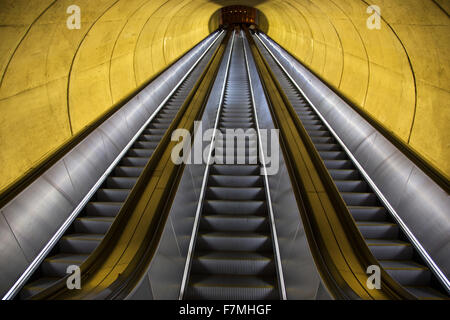 Un vuoto che la scala mobile si muove attraverso il tubo ovale di luce a Washington D.C. Metrorail treni pendolari Foto Stock