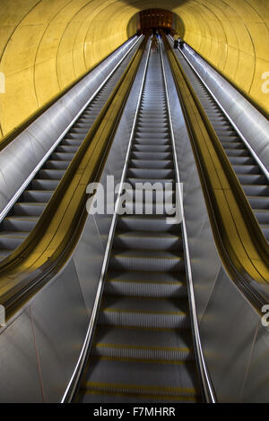 Un vuoto che la scala mobile si muove attraverso il tubo ovale di luce a Washington D.C. Metrorail treni pendolari Foto Stock
