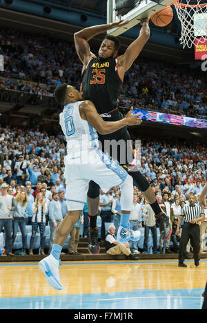 Chapel Hill, North Carolina, Stati Uniti d'America. 1 dicembre, 2015. Maryland Terrapins avanti Damonte Dodd (35) in azione durante il NCAA pallacanestro tra il Maryland Terrapins e il North Carolina Tar Heels al Dean Smith Center di Chapel Hill, North Carolina. Reagan Lunn/CSM/Alamy Live News Foto Stock