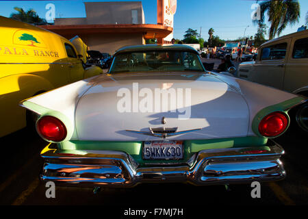 1957 Ford e auto classiche e Hot Rods al 1950 Diner, Bob's Big Boy, Riverside Drive, Burbank, in California Foto Stock