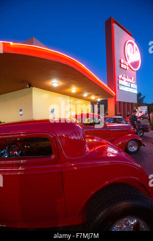 Auto classiche e Hot Rods al 1950 Diner, Bob's Big Boy, Riverside Drive, Burbank, in California Foto Stock