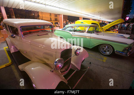 1957 Ford e auto classiche e Hot Rods al 1950 Diner, Bob's Big Boy, Riverside Drive, Burbank, in California Foto Stock