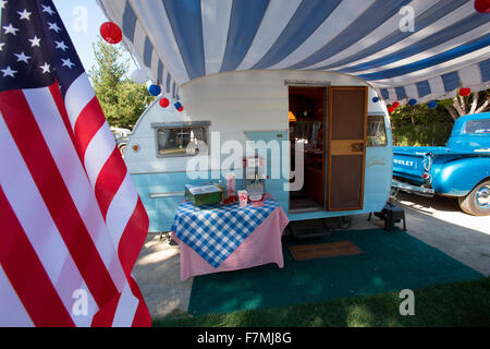 Vista esterna di un vintage rimorchio Shasta e bandiera americana al quarto Annual Vintage Trailer Bash, battenti bandiera RV Resort, Buellton, California Foto Stock
