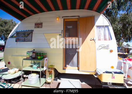 Vista esterna del Vintage rimorchio Shasta al quarto Annual Vintage Trailer Bash, battenti bandiera RV Resort, Buellton, California Foto Stock