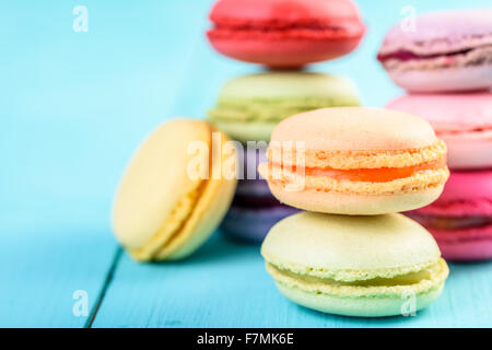 Amaretti francese su sfondo blu Foto Stock