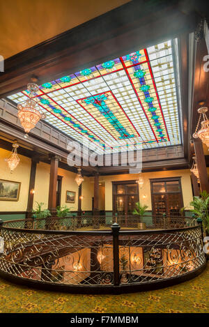 Soffitto in vetro colorato nella storica Geiser Grand Hotel in Città del panettiere, Oregon. Foto Stock