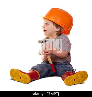 Bambino in hardhat con martello. Isolato su sfondo bianco con ombra Foto Stock