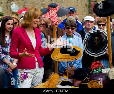 Presenter Fiona Bruce riprese BBC Antiques Roadshow programma tv a Bolsover Castle DERBYSHIRE REGNO UNITO Foto Stock