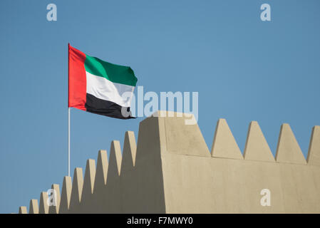 Bandiera degli Emirati Arabi Uniti in volo da un palo Foto Stock