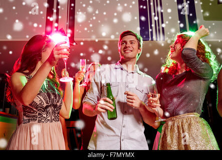 Amici sorridente con bicchieri di vino e birra in club Foto Stock