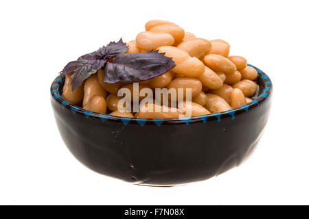 Conserve di bean con foglia di basilico Foto Stock