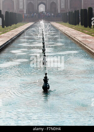 Fontana fila al Taj Mahal Foto Stock