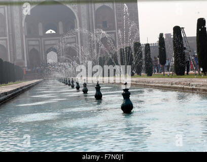 Fontana fila al Taj Mahal Foto Stock