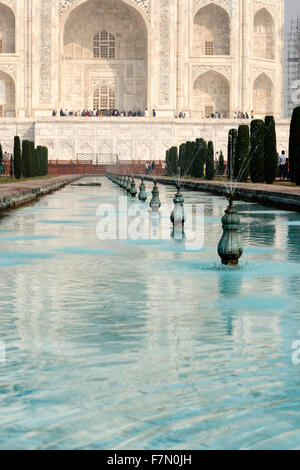 Fontana fila al Taj Mahal Foto Stock