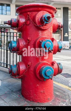 Rosso fuoco idrante sulla strada di Hong Kong Foto Stock