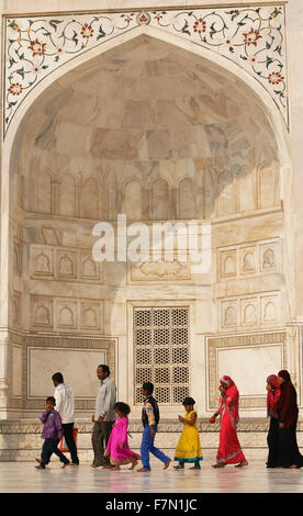 Una famiglia passando attraverso il Taj Mahal Foto Stock