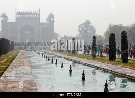 Fontana fila al Taj Mahal Foto Stock