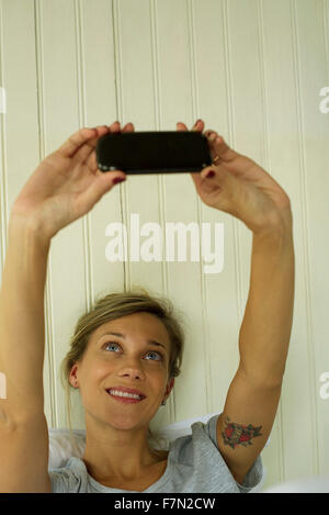 Donna prendendo selfie Foto Stock