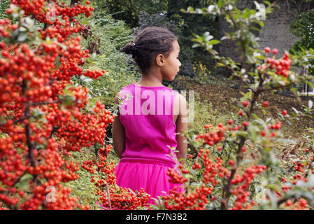 Ragazza in piedi da solo all'aperto, vista posteriore Foto Stock