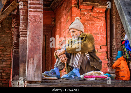 Uomo anziano a mendicare al tempio di Pashupatinath complesso in Kathmandu Foto Stock