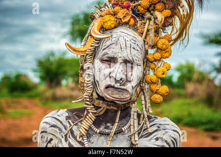 Vecchia donna dalla tribù africana Mursi con piastra a labbro nel suo villaggio. Foto Stock