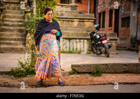 Vecchia Signora nepalese a piedi in Kathmandu Foto Stock