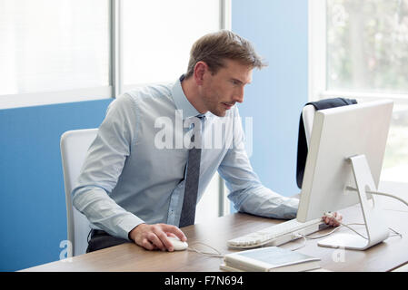 Lavoratore di ufficio focalizzato sul lavoro Foto Stock