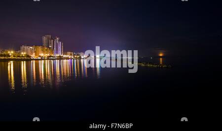 Una vista panoramica della città e di fronte al mare della splendida città di Limassol a Cipro. Visualizzazione chiara delle luci della città refl Foto Stock