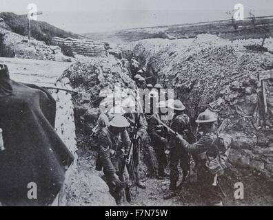 Prima della Battaglia di Albert nel luglio 1916, il 1° Lancashire Fusiliers fix baionette. Il trench è tipico di molti in cui gli uomini hanno vissuto e combattuto mentre erano in linea di cottura. Foto Stock