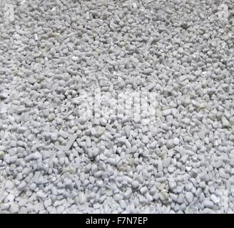 Bottiglie sminuzzati in pellet. Polietilentereftalato PET, PETE, è una resina polimerica termoplastica della famiglia dei poliesteri e viene utilizzato in fibre sintetiche; bevande, cibo e altri contenitore di liquido Foto Stock