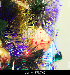 Old Christmas tree vetro giocattolo dei primi del XX secolo. Giocattolo testa vetro clown. Foto Stock