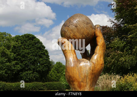 Fu Sir Isaac Newton a mano in legno e apple scultura, Wyndham Park, Grantham, Lincolnshire, Regno Unito Foto Stock