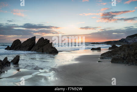 Bel tramonto sulla spiaggia di Freathy su Whitsand Bay in Cornovaglia Foto Stock